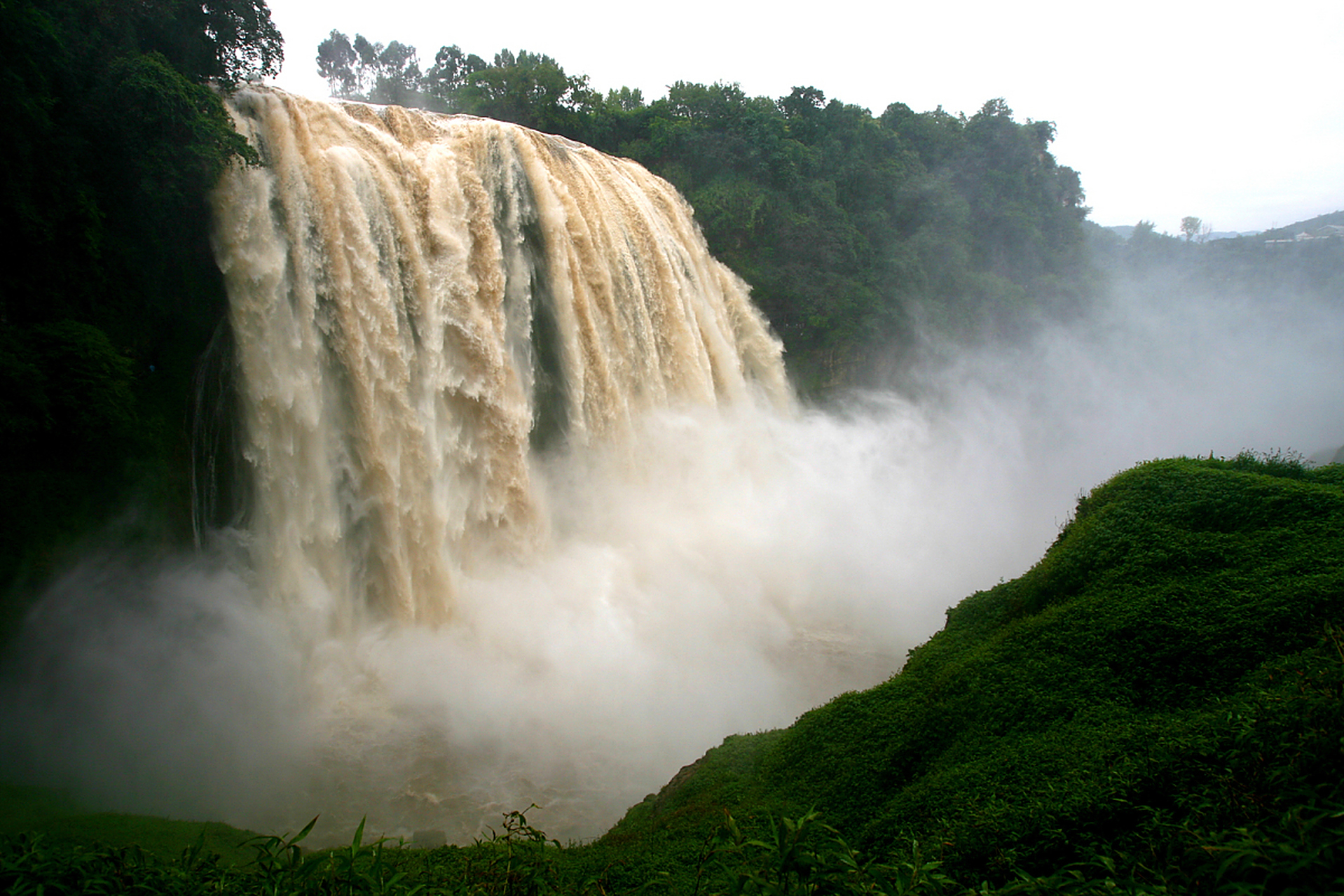 黄果树瀑布 文/木木逐茂 ～ 虬龙奔海出苍暝, 虎啸青山试与争. 卷尽尘