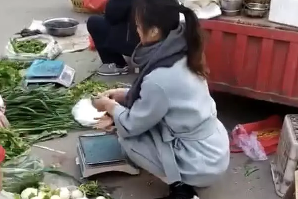 女大学生寒假,帮父母卖菜,看到颜值后"卖菜西施"啊!