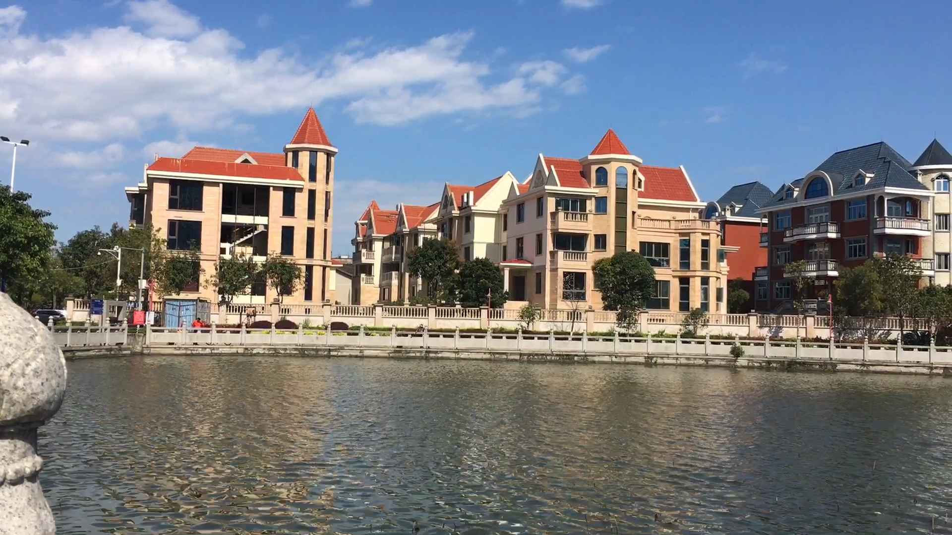 小伙自驾游来到福州连江县,品尝了当地特色美食鱼丸