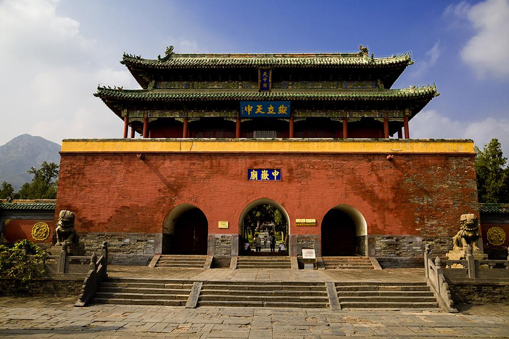 中岳景区是由太室阙和中岳庙构成的礼制建筑群,是中国古代山岳崇拜的