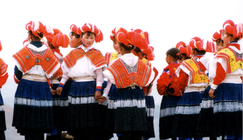 旅游:大山深处苗族独特头饰红似火,无人破解,到贵州旅游去看看