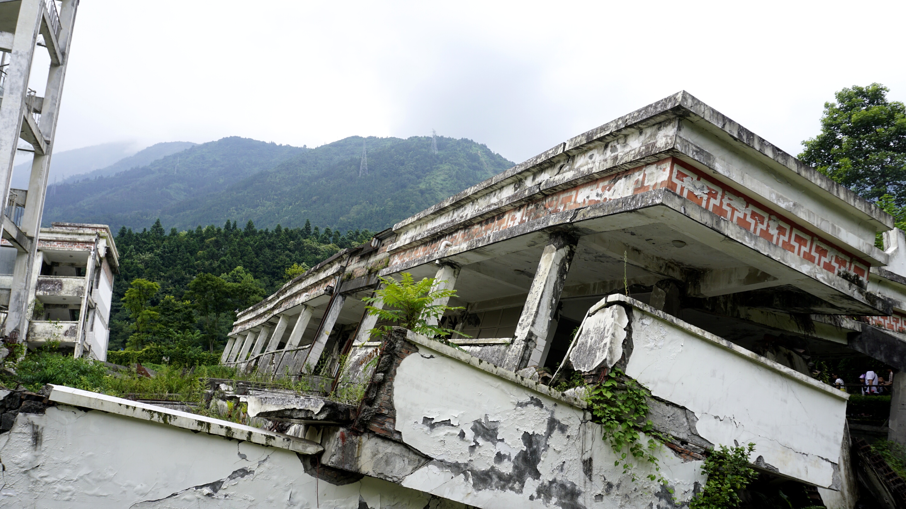 汶川地震十年后遗址照片,断木残垣满是岁月的痕迹