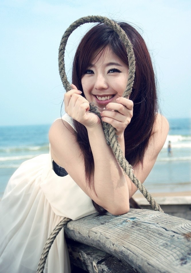 赵奕欢:长发飘飘,娇小可爱美极了!