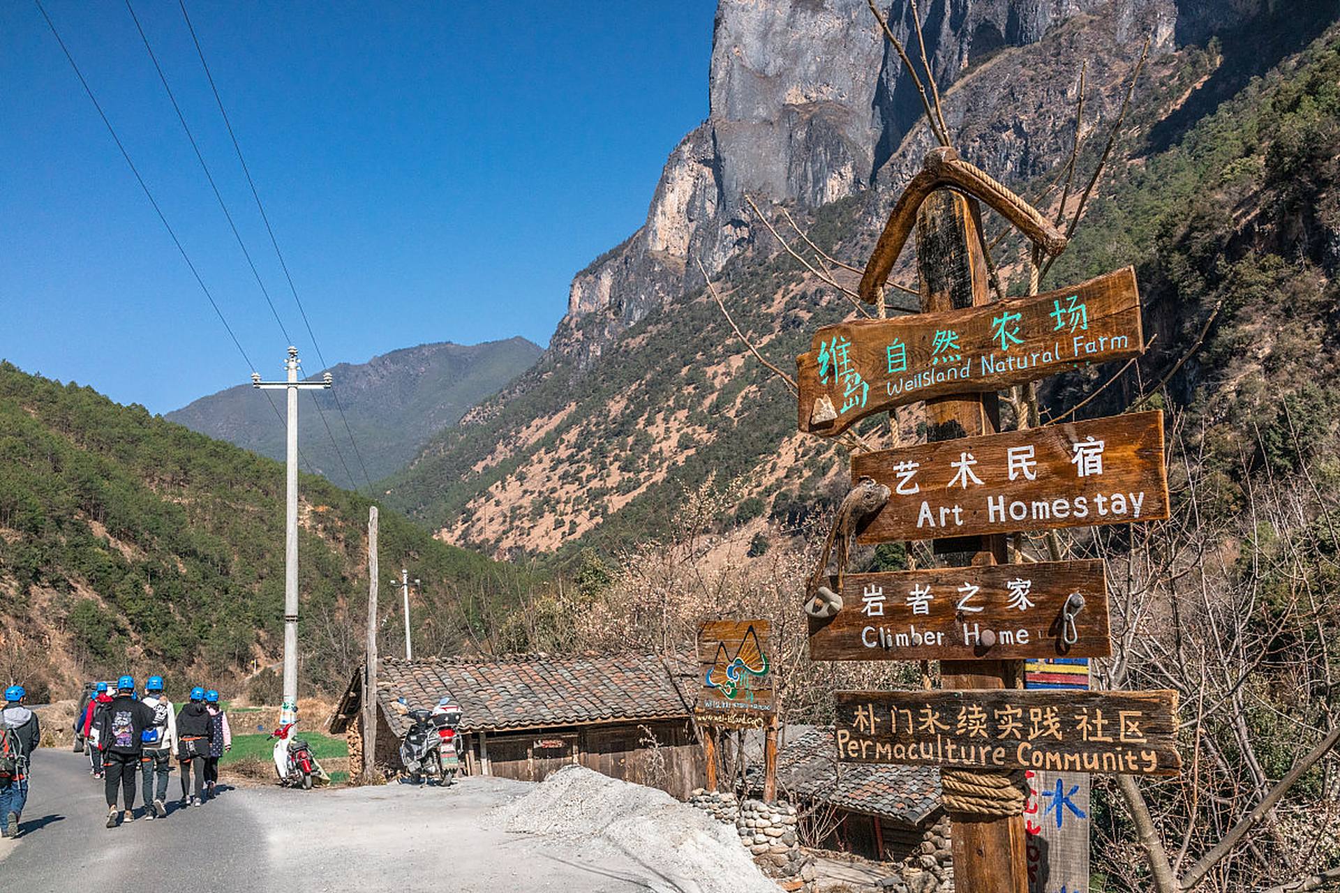在中国云南省丽江市,有一个神秘而美丽的地方——石鼓镇
