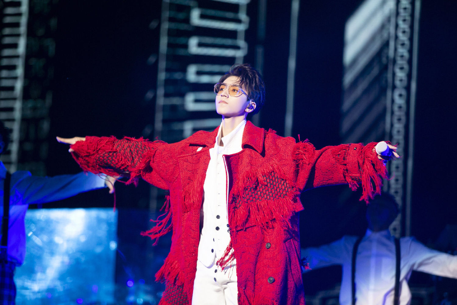 王俊凯工作室分享演唱会舞台照一组 珍藏精彩绝伦的画面和记忆