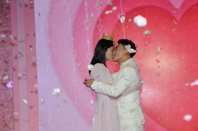 何猷君奚梦瑶发文回应求婚:未来有你 请多关照