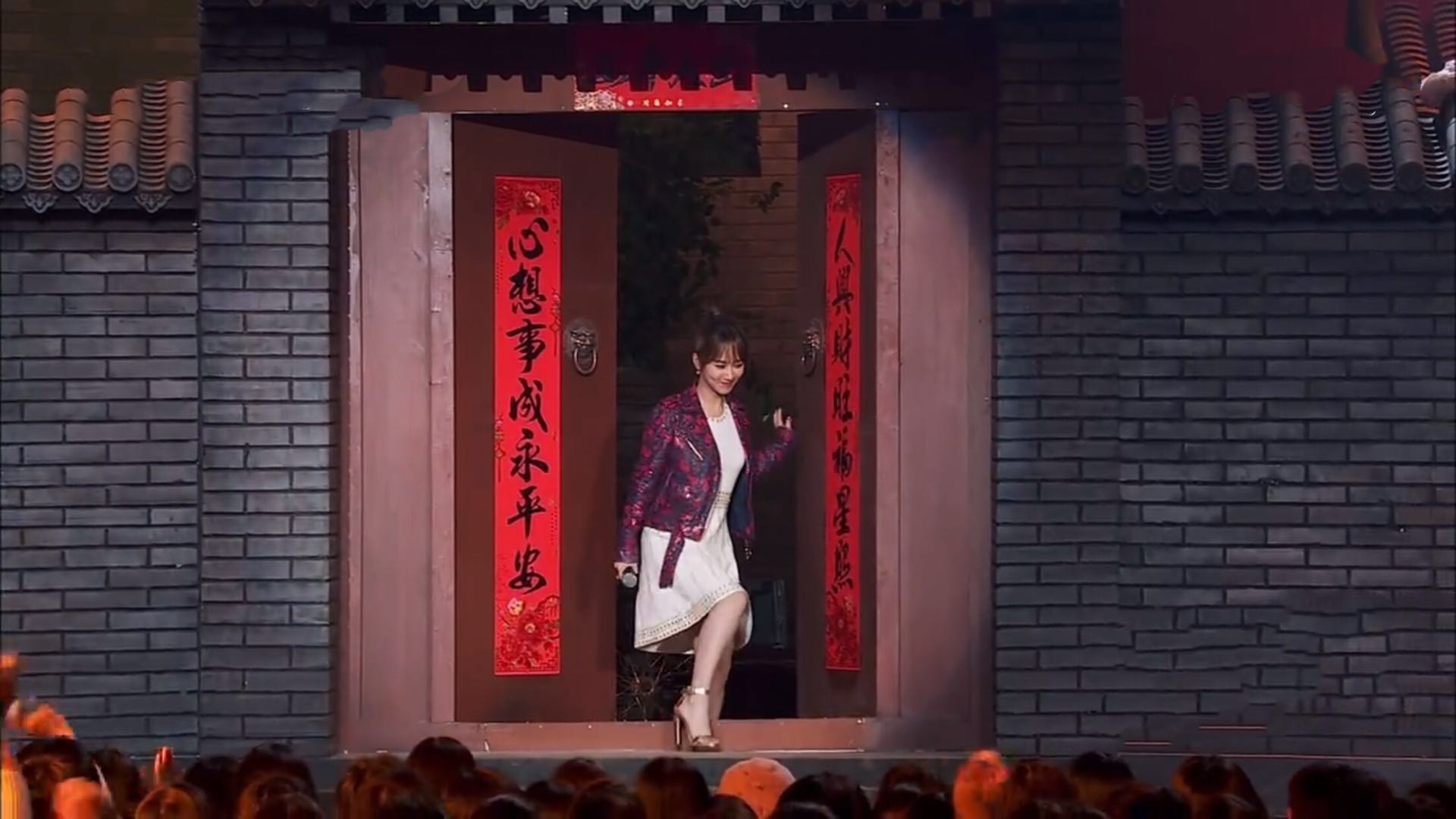 北京卫视春晚杨紫的这一动作火了,被称最佳甜蜜"打招呼"姿势!