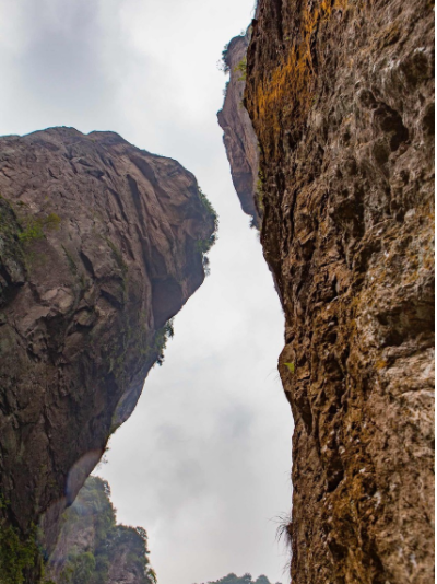 从景区门口步行十多分钟,忽见两座山峰拔地而起,高各数百米,两相对峙