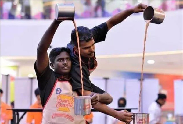 世界各国的奶茶,印度最复杂,中国最丰富,马来西亚用"拉"出来