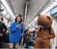 搞笑gif图:女司机的胆量就是大,军车也敢照样碰瓷