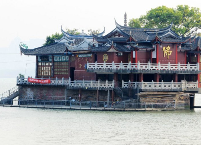 水漫金山寺不是传说,这座建在水上的寺庙,神奇的"漂"在水面