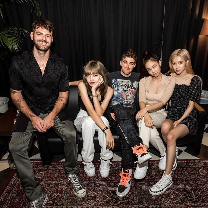 爆炸的美貌!blackpink公演后台与烟鬼组合的破次元壁合照