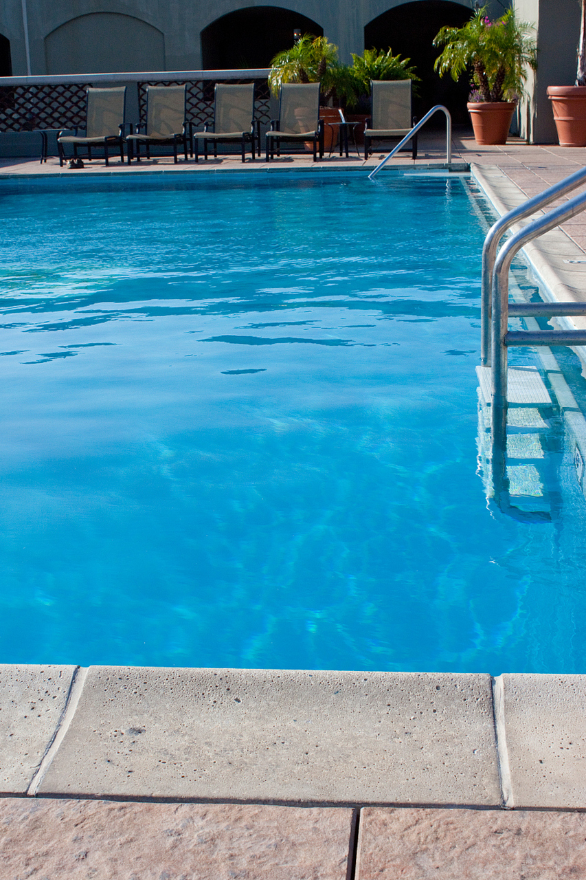 小刘去游泳,看到标志写着"深水区",于是他自信地跳进水里.