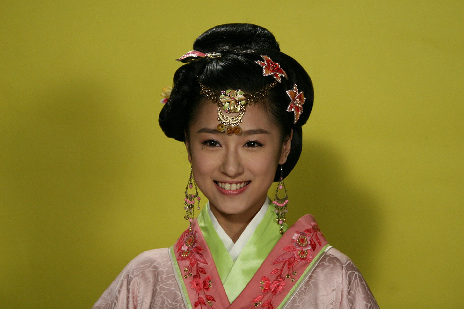 "美人计"第一主角:西施   水光潋滟晴方好,   山色空朦雨亦奇;   欲把