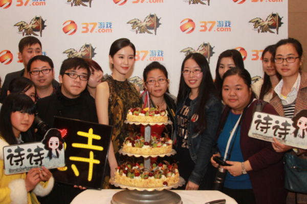 明星与粉丝的合影,一眼便能看出差距,不愧是明星