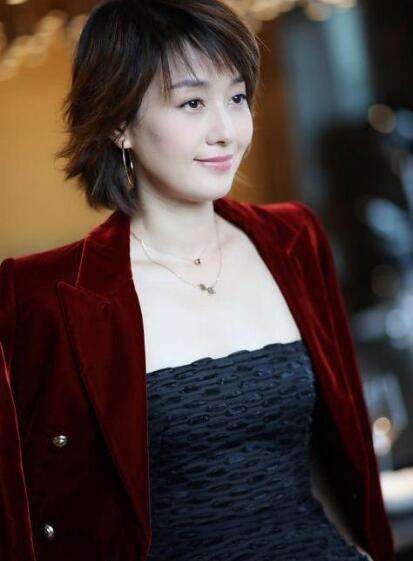 马伊琍董卿穿红色西装,演员和主持人的区别一眼看出来