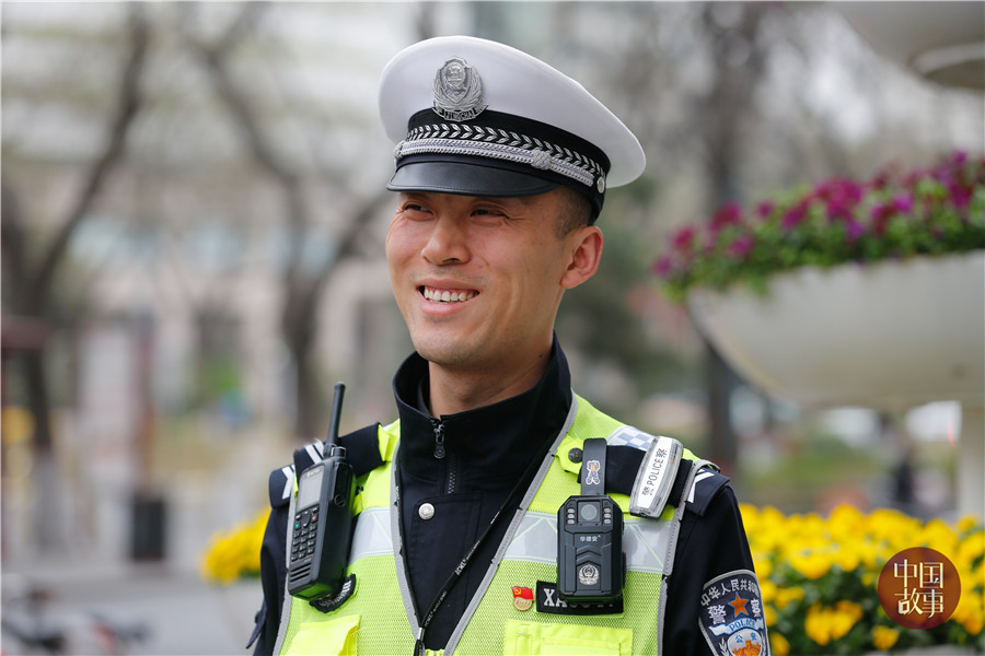 2019年3月27日,西安新城广场,今年36岁的杨鹏做交警8年来,杨鹏用心