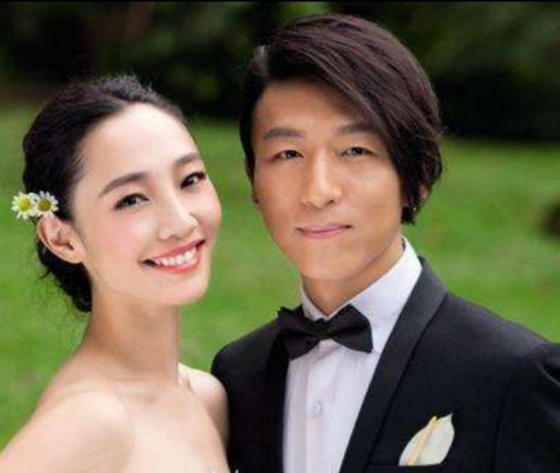 白百何复出与羽泉参加时尚活动,春光满面,网友的评论更是精彩