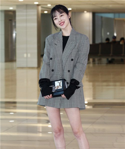 崔雪莉现身金浦机场 上演完美机场时尚