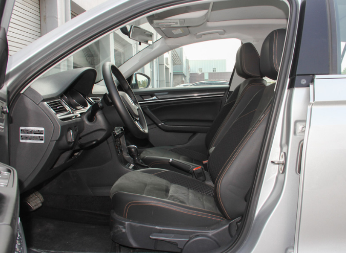 前面座位看起来是十分的舒适的,果然坐起来的感觉十分