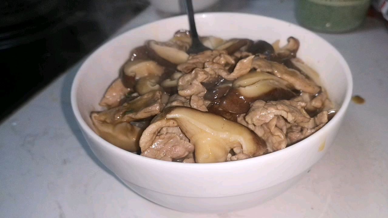 老婆的宵夜—“香菇肉片盖浇饭”