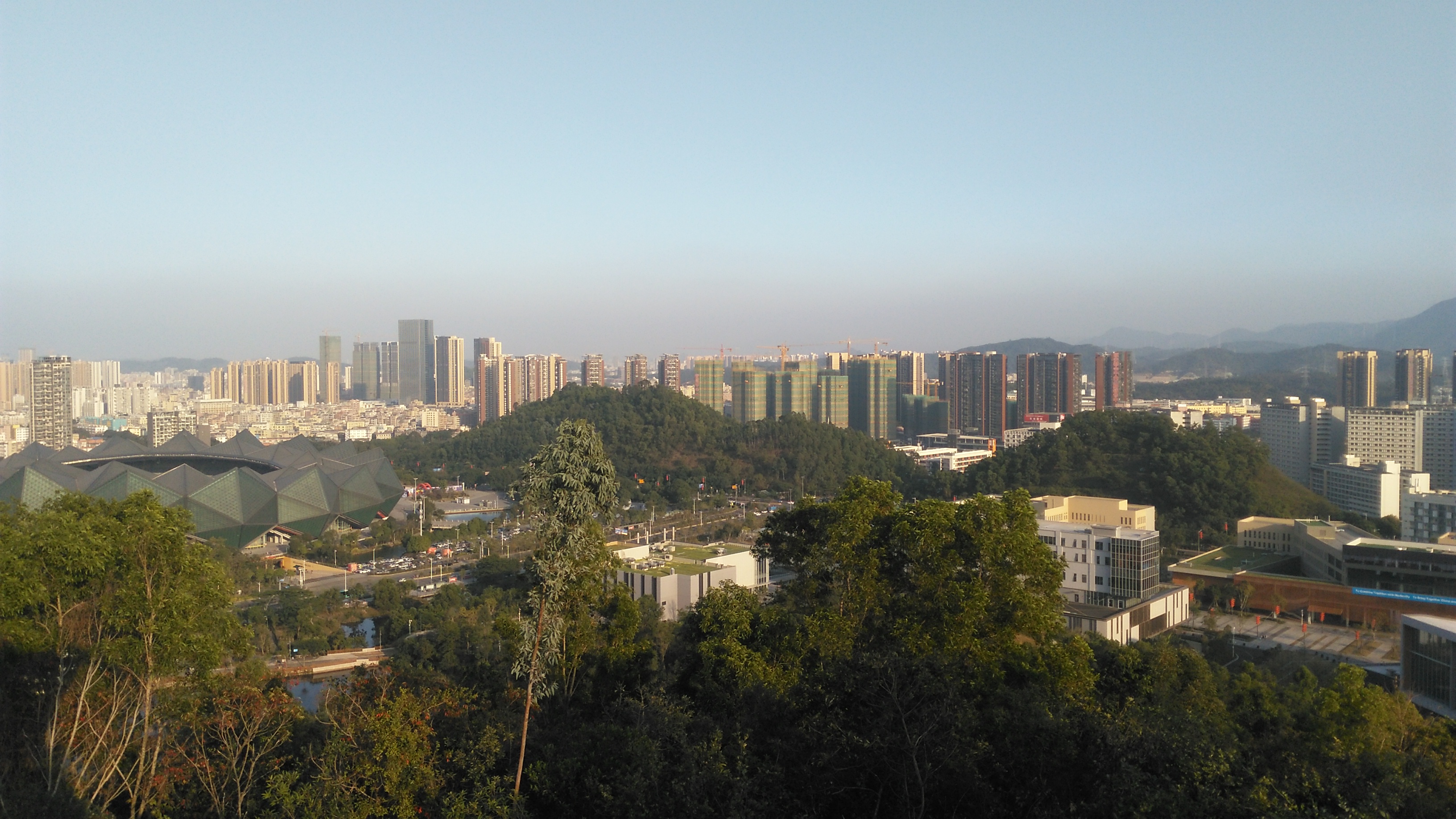 爬到深圳大运公园山顶,在最高处的观景台远眺龙岗
