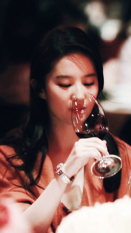 刘亦菲酒会图片,小说里高贵的大小姐就是这样喝酒的吧!