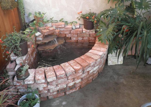 老爸用红砖在院子里砌鱼塘,连水泥都不用抹,完工后惊艳全村!