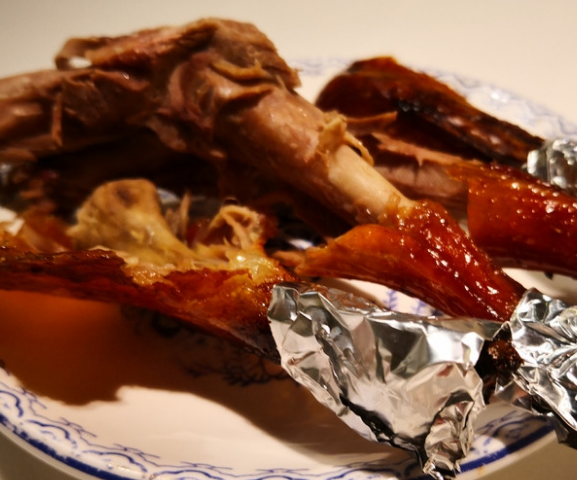 鸭腿也不会浪费,它们会被包上锡纸,跟鸭肉一起来到你的餐桌,一只鸭子