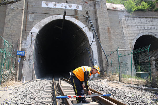 从建隧道到守隧道 宝塔山下两代铁路人的家国情