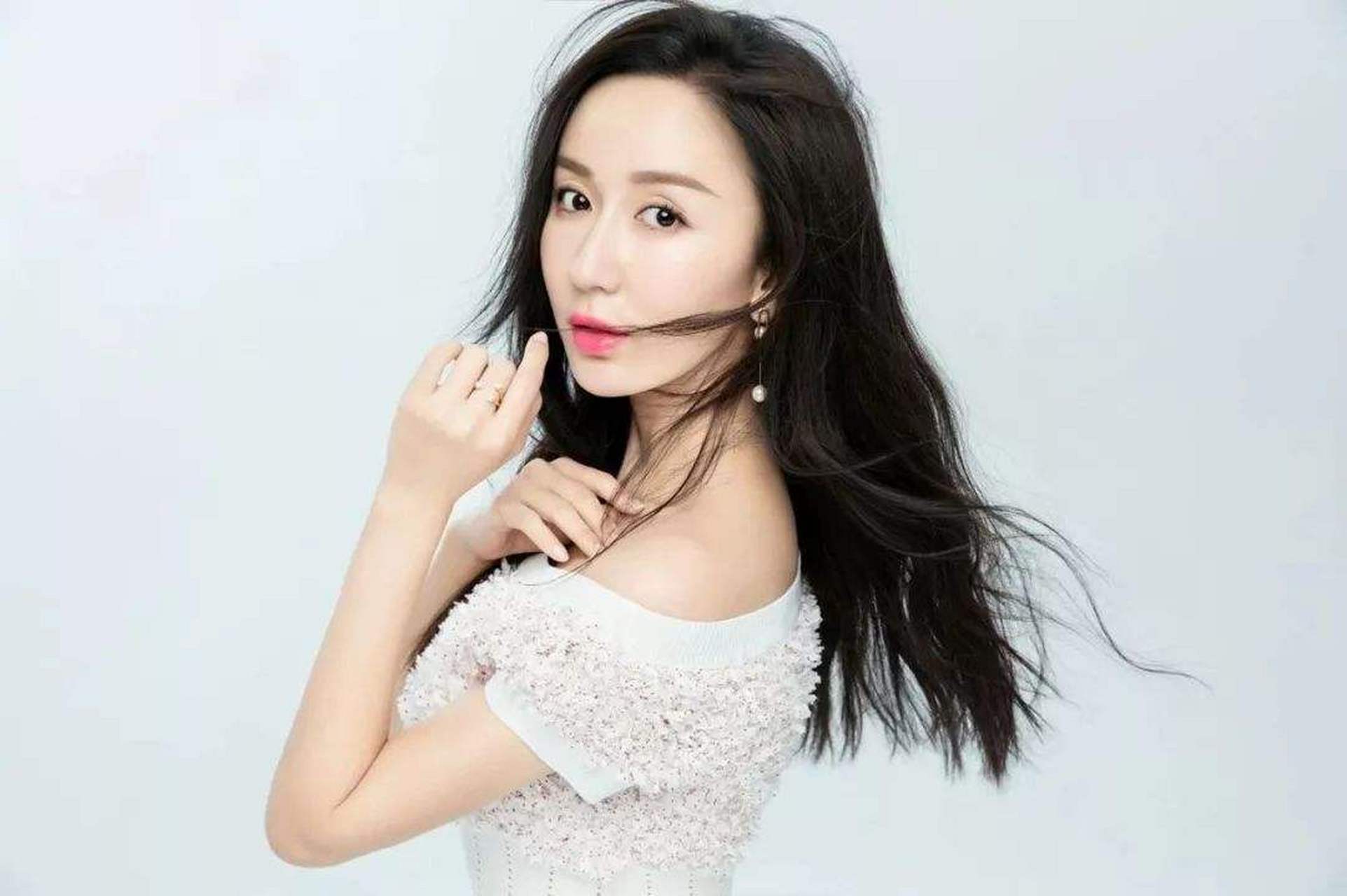 娄艺潇和成龙用的是同款的mate 20x,而且她和大哥一样是这个品牌的