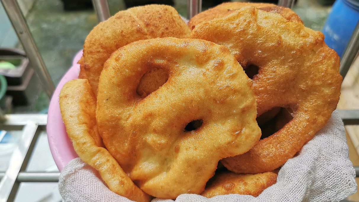一碗面粉加2个鸡蛋,教你做家常小油饼,松软好吃不油腻,上桌抢光
