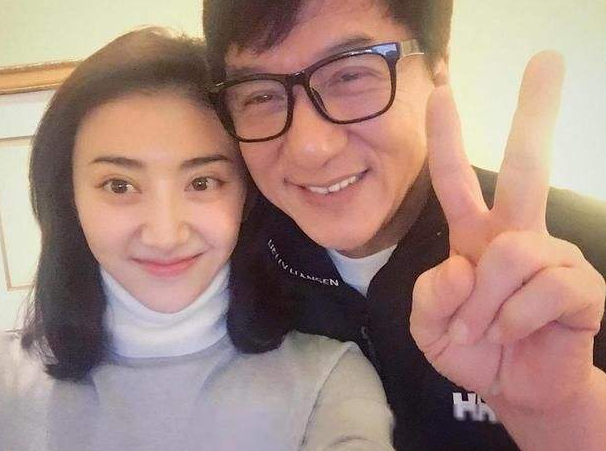 王思聪为何不敢撕景甜?原来景甜是他的表姐,成龙都得叫声嫂子