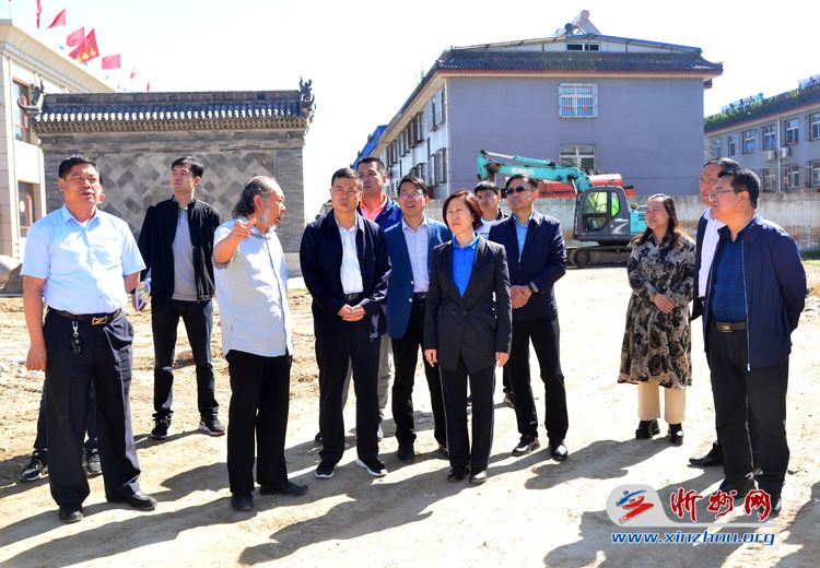 代县县长郝江陵在古城文庙公园和新城街心公园调研