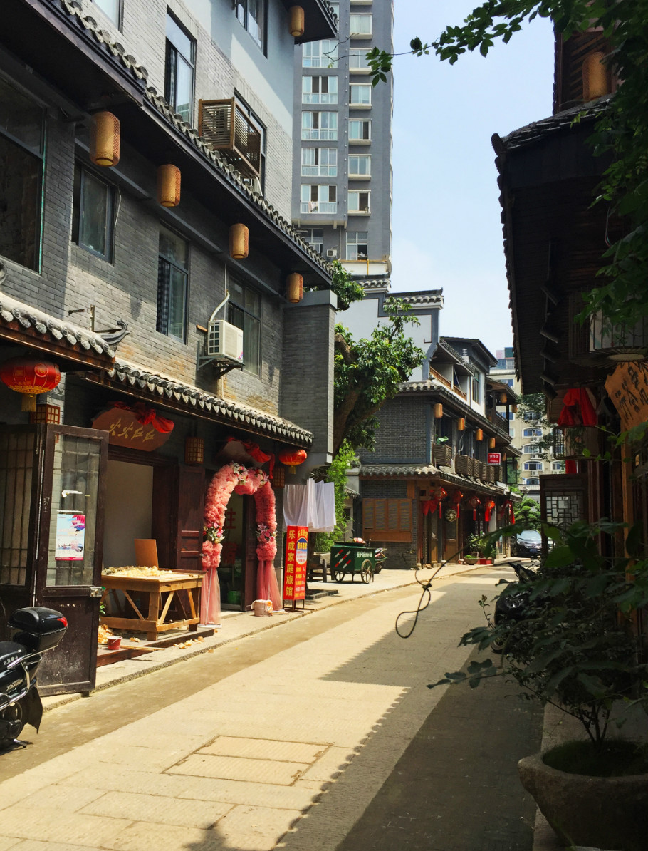 保定老城以明清文化最为著名,裕华路是保定市最繁华的街道,市区范围内