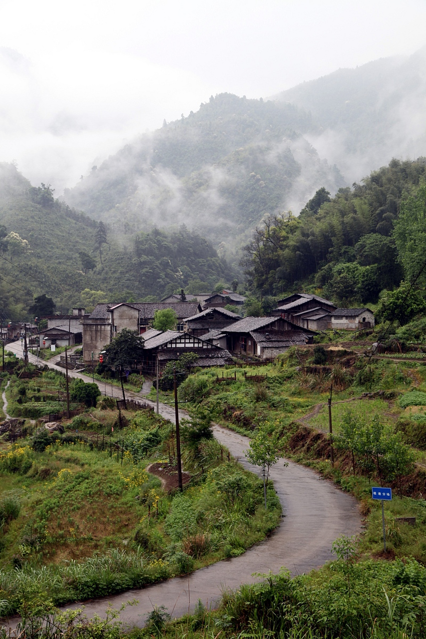 牧笛溪村地处张家界的最南端,淳朴的乡风和土家吊脚楼组成的最纯味的