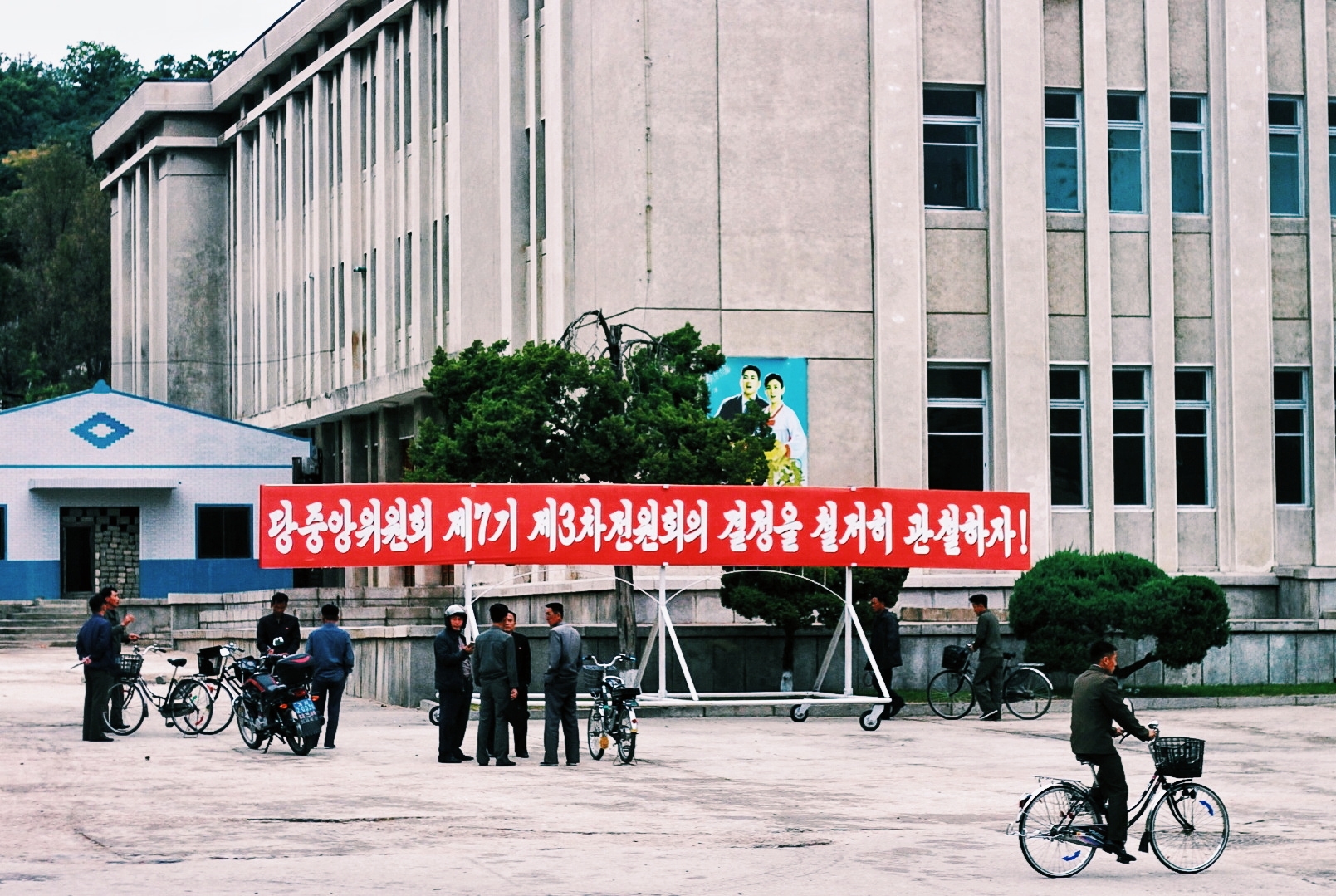 图为朝鲜平壤街头的摩托车和自行车,摩托车很少见,自行车很常见.