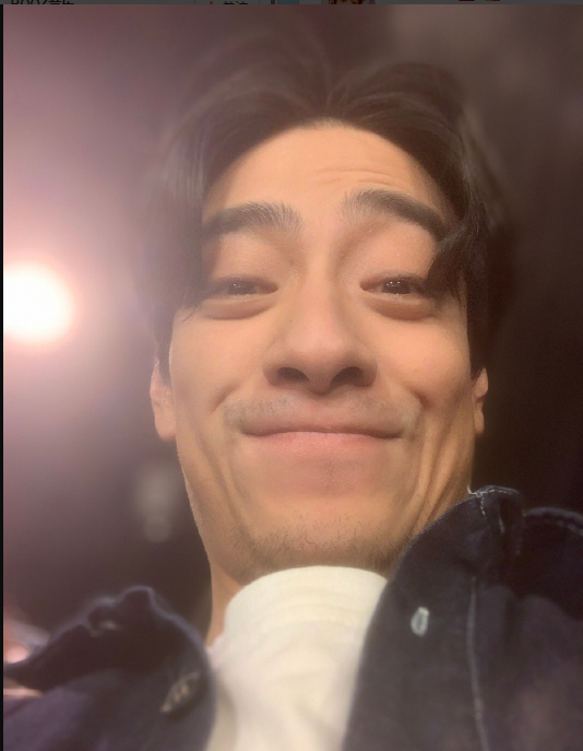 果然颜好就能随便用,郑云龙迷之自拍,粉丝:请还我帅气骑士