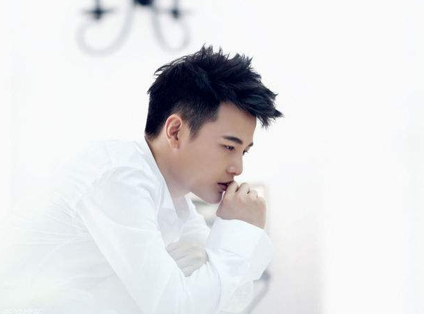 一组孙坚的珍贵图集,快来欣赏一下吧.侧脸更是十分迷人了.