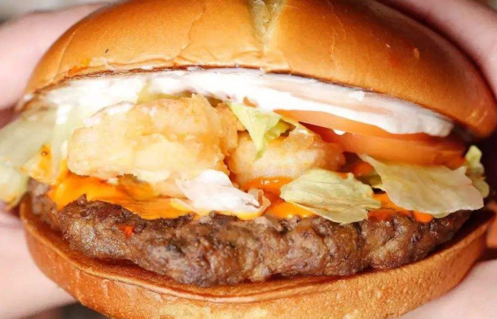 鲜虾安格斯厚牛堡:多汁牛排与鲜美虾肉的完美结合,好吃到飞起