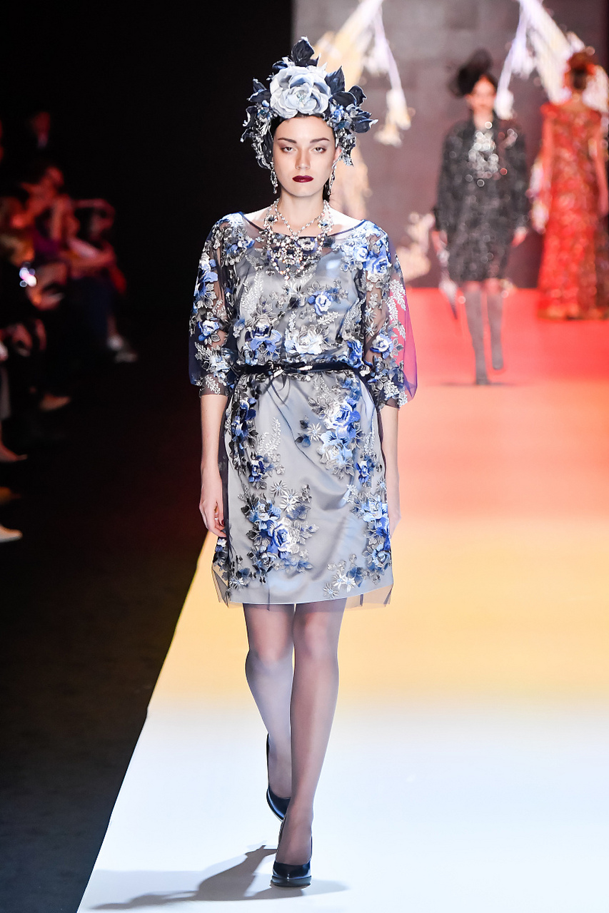 时装秀是一种展示时尚服装和配件的表演,旨在向观众展示当前流行趋势