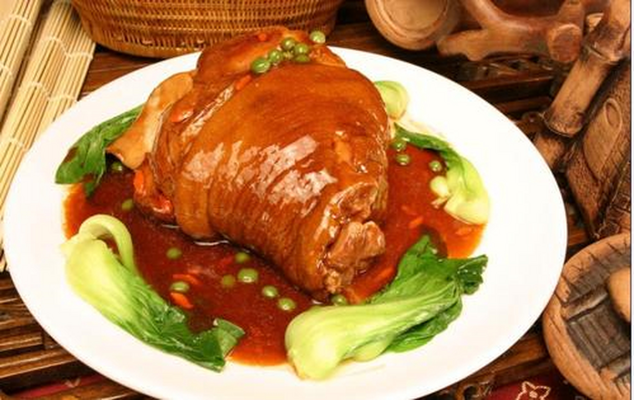 上党糊肘子是山西省上党市汉族传名菜,以猪肘子为主材炖制.