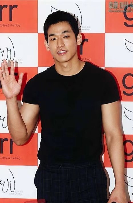 郑锡元非常帅气的男人,通过自己的努力成功引得大家关注