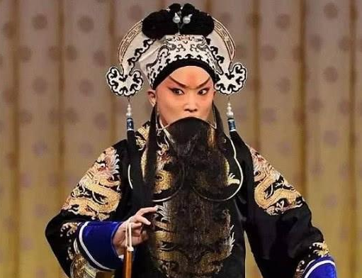 王佩瑜早年女装照被扒,逆生长的典范!难以相信她竟这么大了
