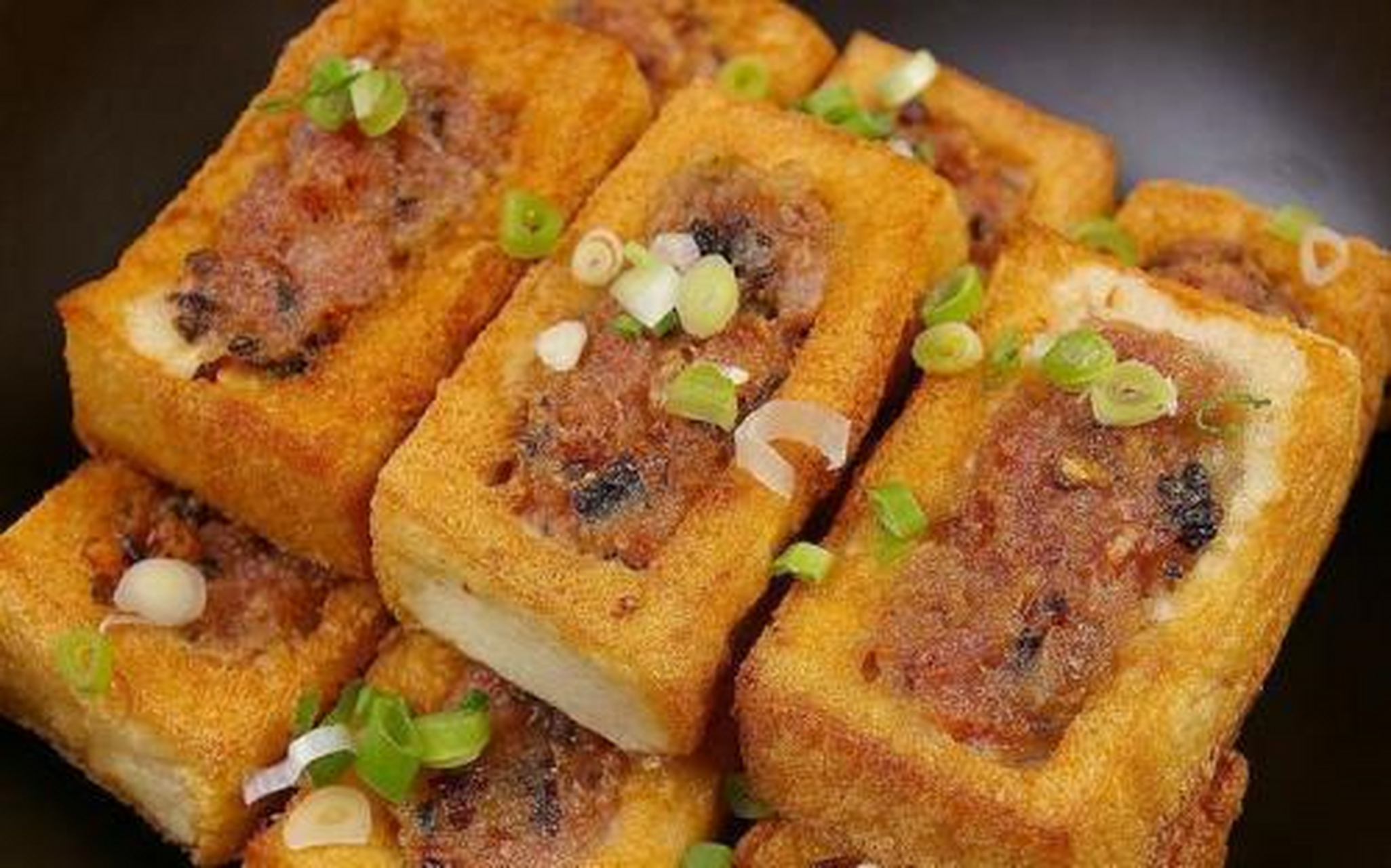 据凤阳当地传说:明朝开国皇帝朱元璋出身在凤阳,他年幼时家境贫寒,靠