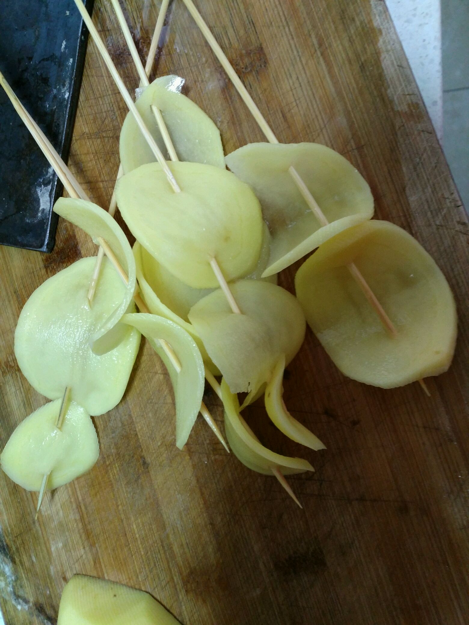 按照图片的样子把土豆片都串起来待用. 第5步