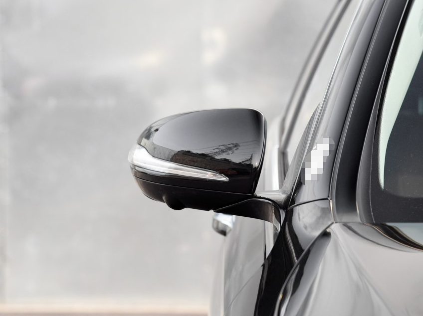 这是这款车的后视镜,纯色的后视镜,更能凸显出这款车的时尚感