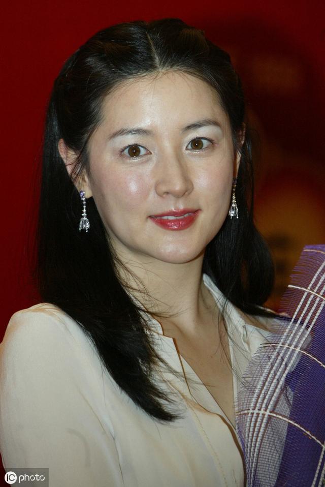 白裙端庄又贵气的韩国女星李英爱,直男们的荧屏女神