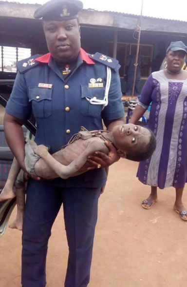 男孩被人拿铁链锁住,没吃没喝没管,知道原因后让人泪奔