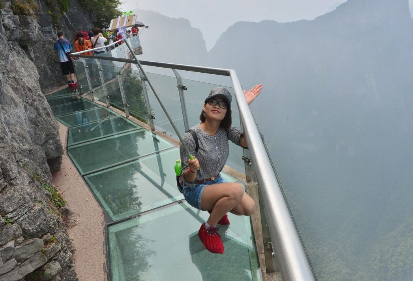 曾经火爆的玻璃桥,如今却变成"走光桥",游客:没素质的人太多